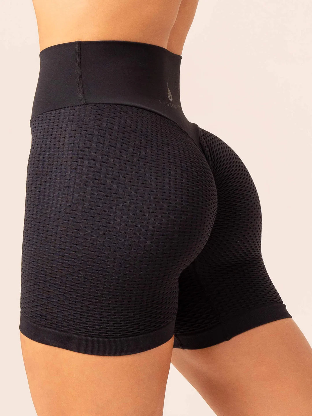 HONEYCOMB SCRUNCH SEAMLESS SHORTS, BLACK